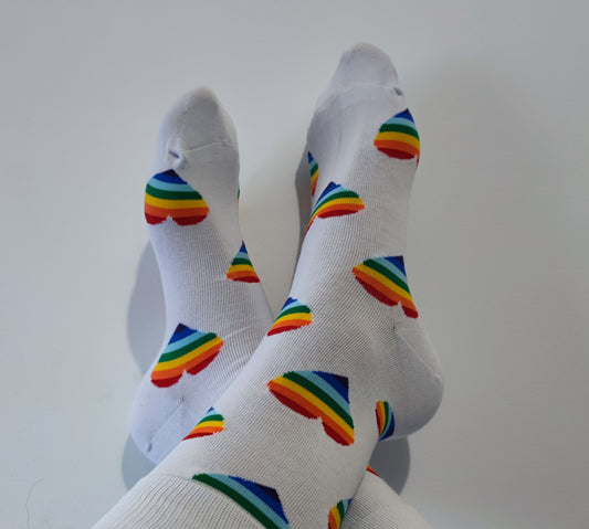 Weiße Socken mit Regenbogenherz | Stil und Komfort